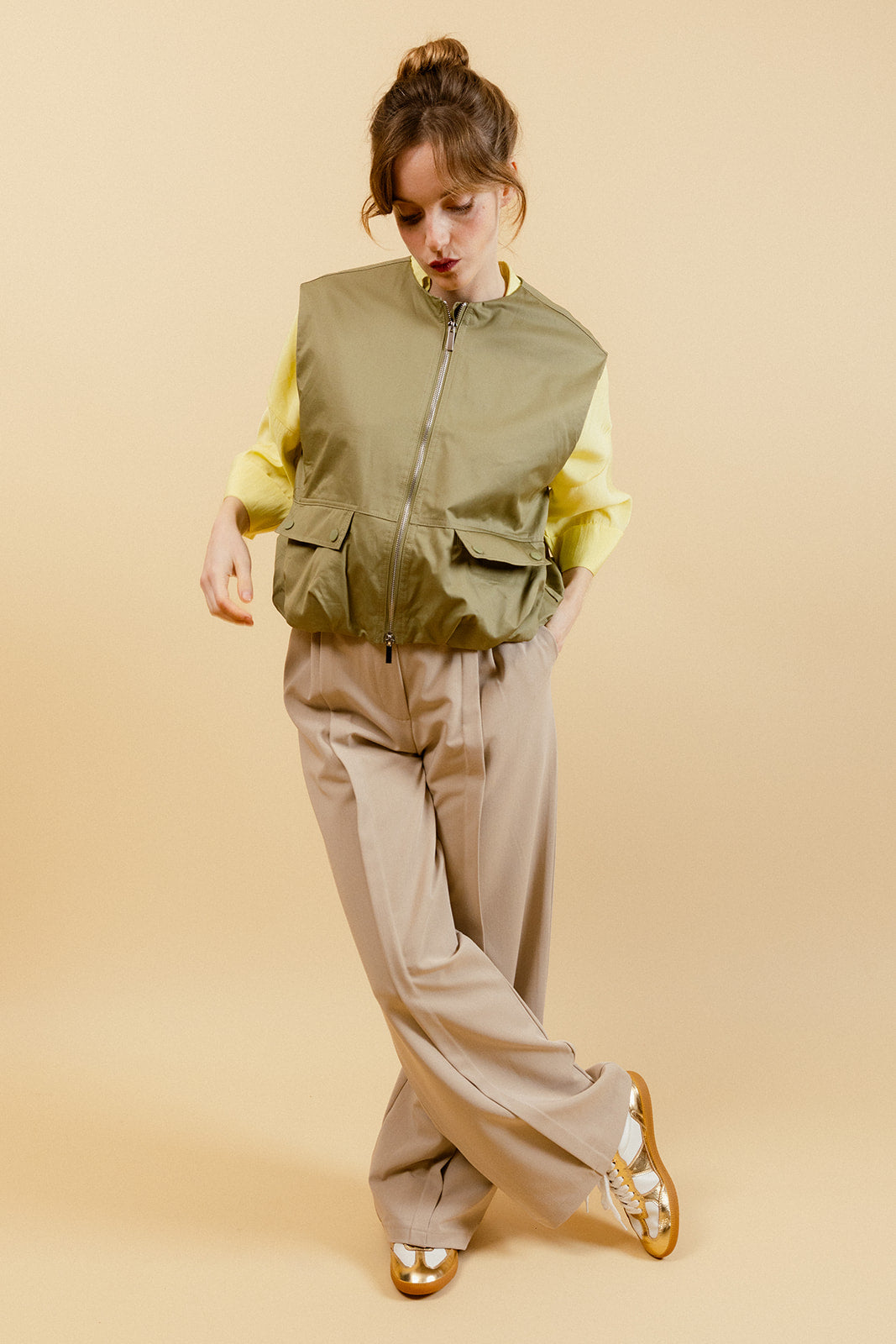 VÉRA - Veste Courte Kaki Unie Sans Manches