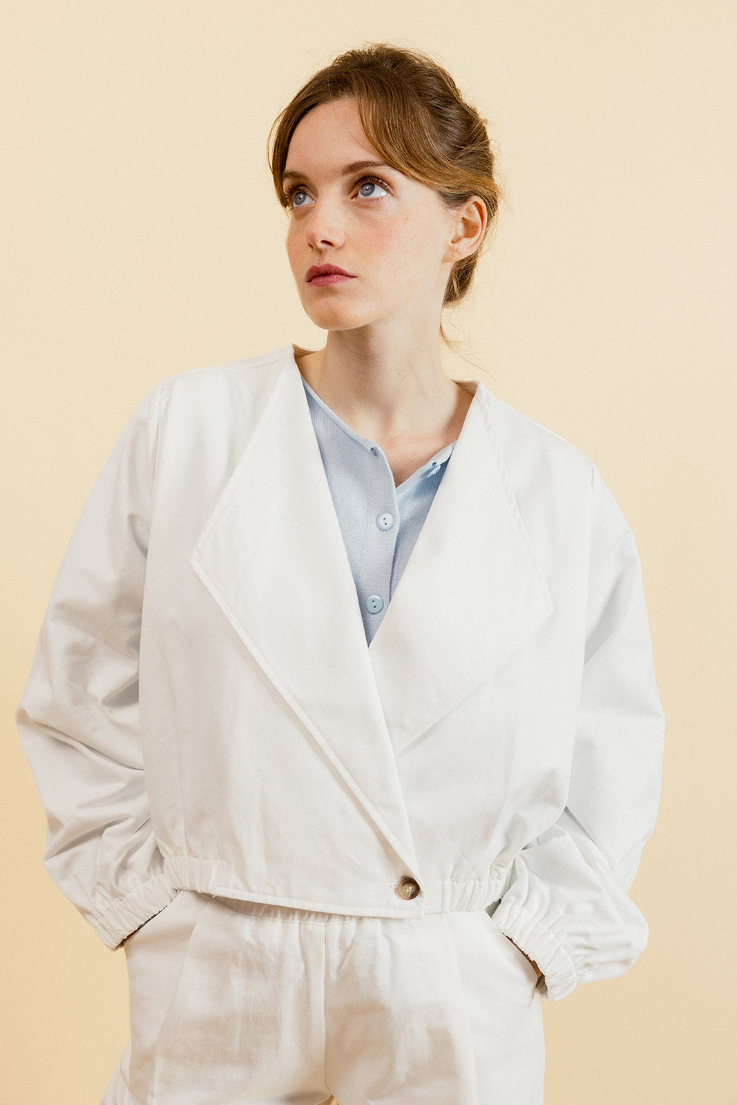 CLÉO - Veste Courte Blanche à Col Ouvert