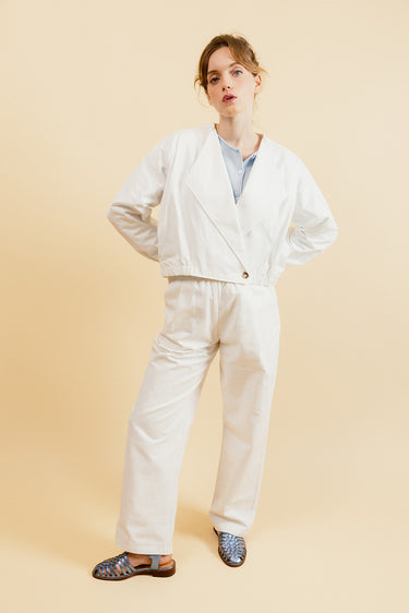 CLÉO - Veste Courte Blanche à Col Ouvert