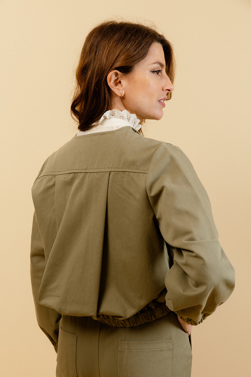 CLÉO - Veste Courte Kaki à Col Ouvert