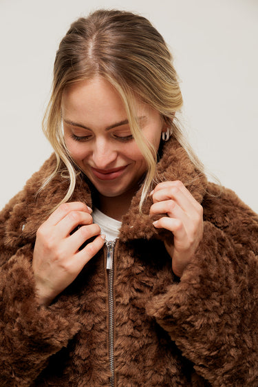 FÉLISSE - Manteau Court en Maille Bouclette Marron