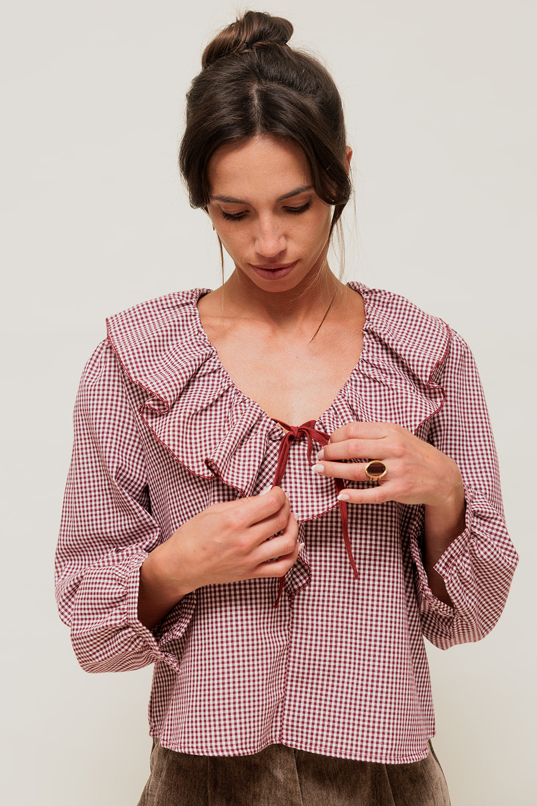 DARYNA - Blouse à Carreaux et Col Volanté Bordeaux