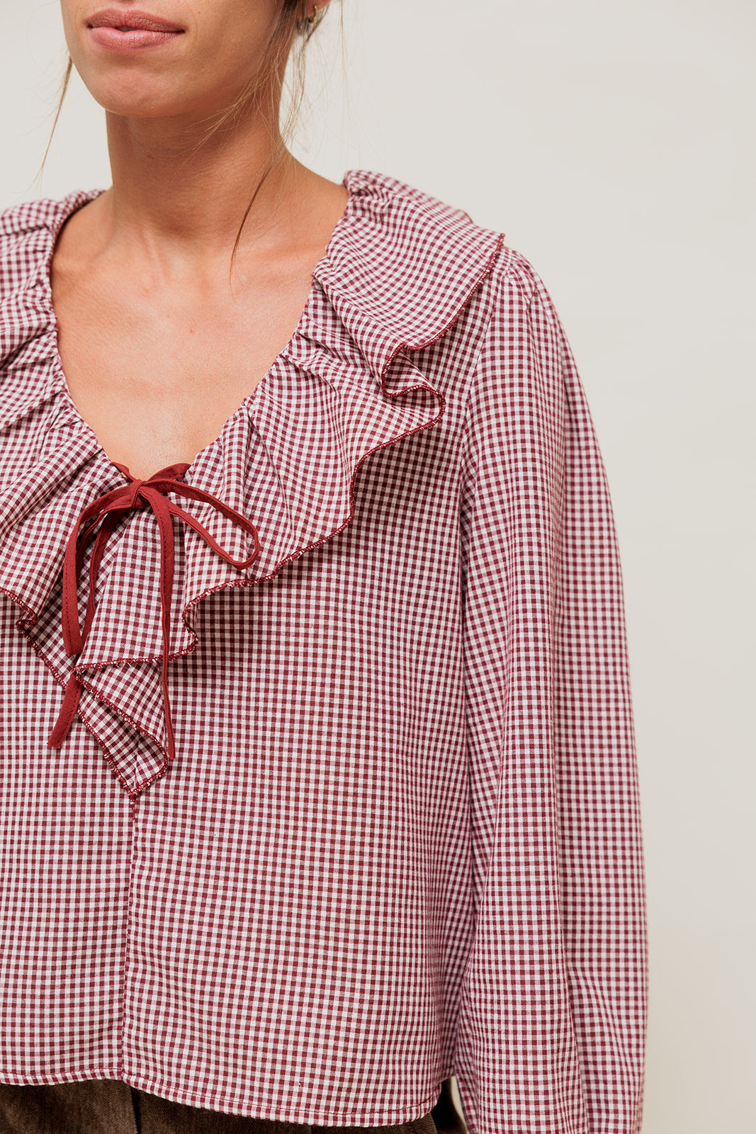 DARYNA - Blouse à Carreaux et Col Volanté Bordeaux